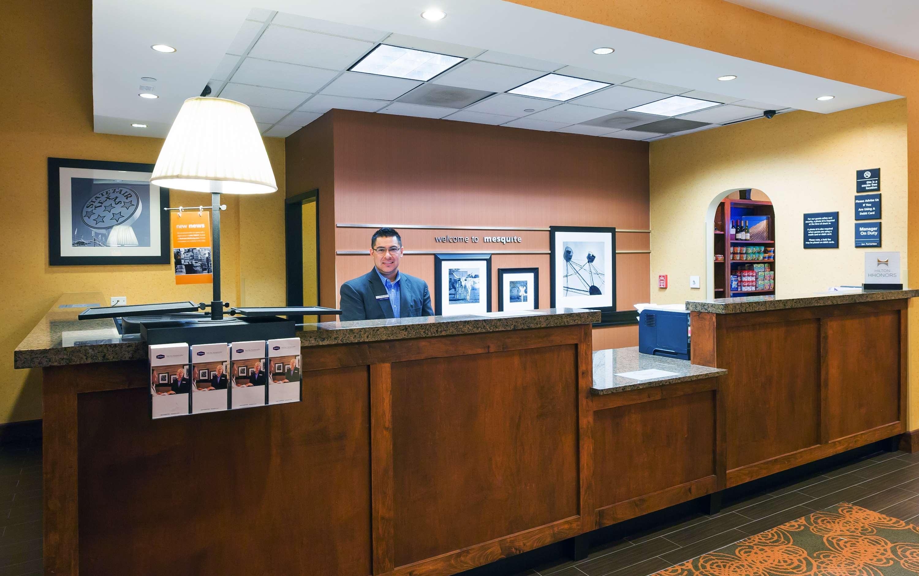 Hampton Inn & Suites Dallas-Мескит Екстериор снимка